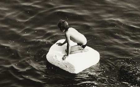 (Détail) Peter Hujar, Boy on Raft (1978) © Peter Hujar Archive, LLC, courtesy Pace/MacGill Gallery, New York and Fraenkel Gallery, San Francisco