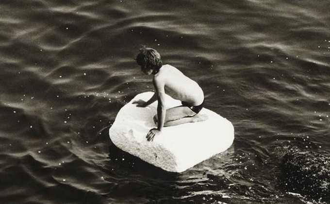 (Détail) Peter Hujar, Boy on Raft (1978) © Peter Hujar Archive, LLC, courtesy Pace/MacGill Gallery, New York and Fraenkel Gallery, San Francisco