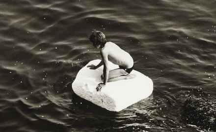 (Détail) Peter Hujar, Boy on Raft (1978) © Peter Hujar Archive, LLC, courtesy Pace/MacGill Gallery, New York and Fraenkel Gallery, San Francisco